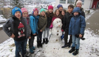 SchülerInnen bauen Schneemann